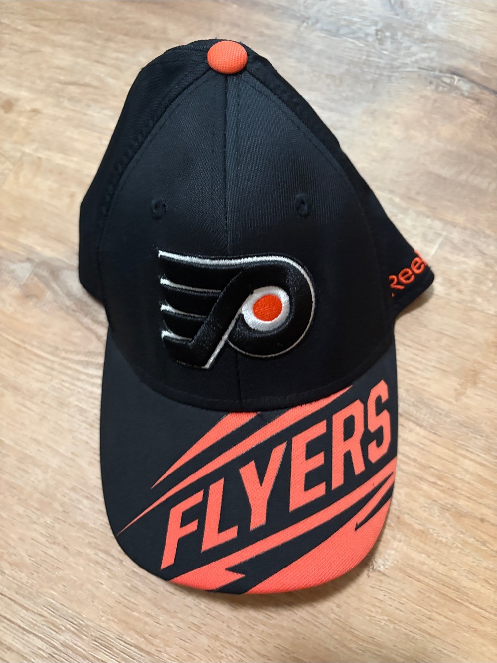 NWOT Reebok Philadelphia Flyers Hat S/M Stretch Fit Baseball Cap Black
